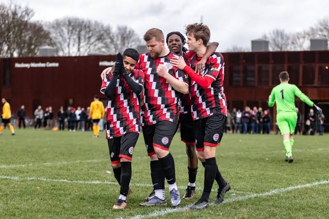 Bu vesileyle Clapton CFC hakkında da bilgi vermek isteriz. 2018 yılında ülkenin en köklü amatör lig takımlarından biri olan Clapton FC'nin kötü yönetimine tepki gösteren taraftarlar tarafından kurulan...