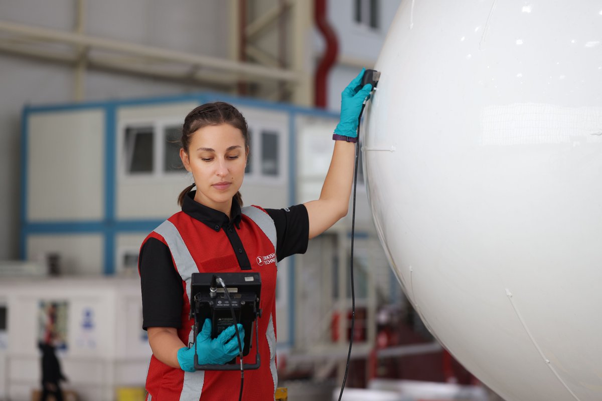 Derin bir nefes alın lütfen 🧑🏻‍⚕️🩺
Arkadaşımız Cemre, Airbus A321 tipi uçağın radome bölgesinde bond test uygulaması yaparak her şeyin yolunda olduğundan emin oluyor. 
 
#TurkishTechnic #uçakbakım #avgeek