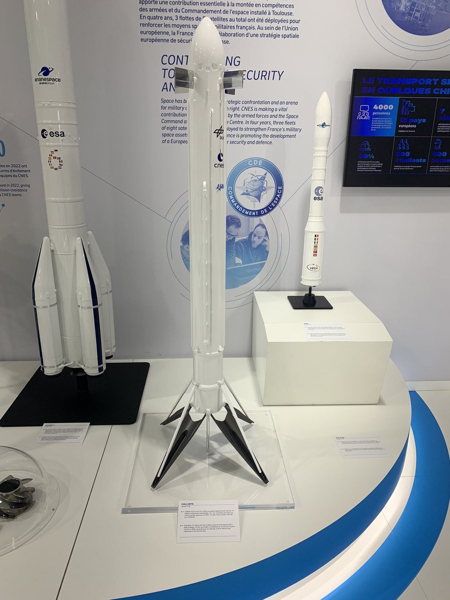 Este es #Callisto, el demostrador de cohete reutilizable europeo visto en el #ParisAirShow2023.

Está previsto que en 2024 haga su primer vuelo de prueba llegando a 30-40 km de altura y regresando a la plataforma de lanzamiento.

📸:<a href="/Ajmeunier/">LCSpatiale 👨‍🚀🚀🛰️📡</a>