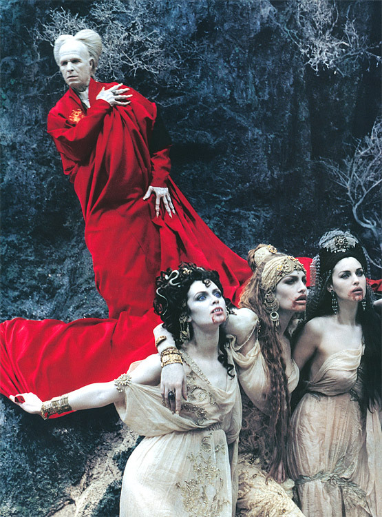 Gary Oldman, Florina Kendrick, Michaela Bercu y Monica Bellucci fotografiados por Helmut Newton para promocionar Bram Stoker’s Dracula (Drácula de Bram Stoker) (1992) de Francis Ford Coppola.