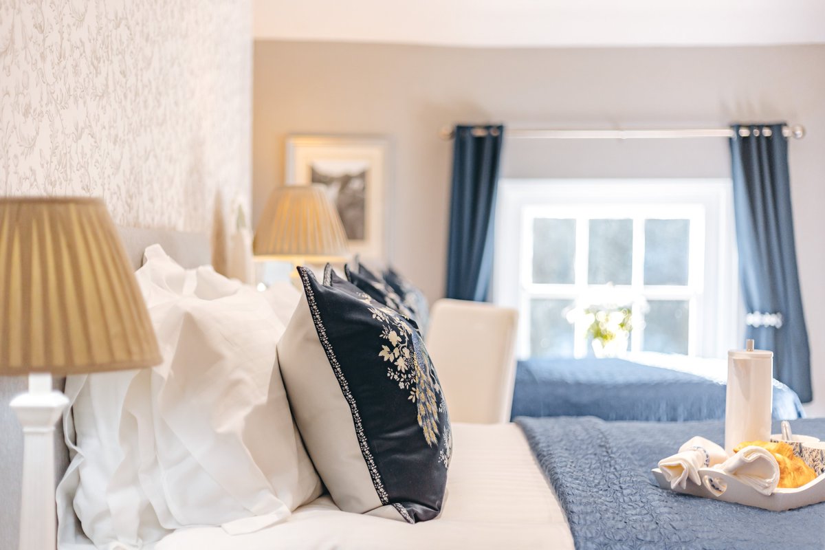 Who loves a lie in and breakfast in bed?
Book to come & stay and you can have a lie in every day, after all you are on holiday! 
#chill #breakfastinbed #bedroominterior #whitebedding #kingsizebed #luxuryholidayhome #homefromhome #relaxing #stayinbed #holidayaccommodation #holiday