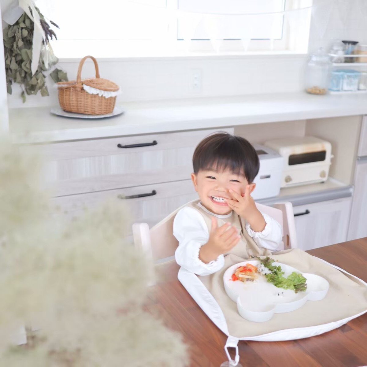kidsdesignjp's tweet photo. ～第16回キッズデザイン賞 受賞作品紹介～

■作品
オールカバーエプロン

■概要
離乳食期の「食べこぼし」用ロングお食事エプロン。子どもとテーブルのすき間から落ちる食べこぼしをエプロンがすべてキャッチ。

https://t.co/IxXi0O5N15
https://t.co/h4O8mU0Hxw

#オールカバーエプロン #SAMOE https://t.co/mFYbpaNLHe