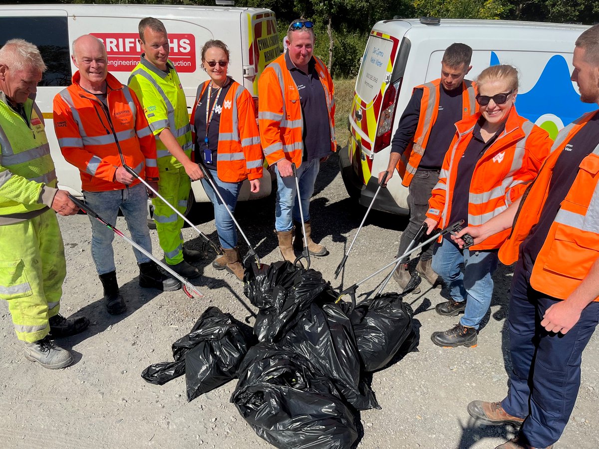 As part of #VolunteerWeek recently our waste team and partners <a href="/AlunGriffiths_/">Griffiths</a> took part in a litter pick in Pwllheli where we've just finished a challenging repair on the waste network. Great to be able to give back to the communities where we are working