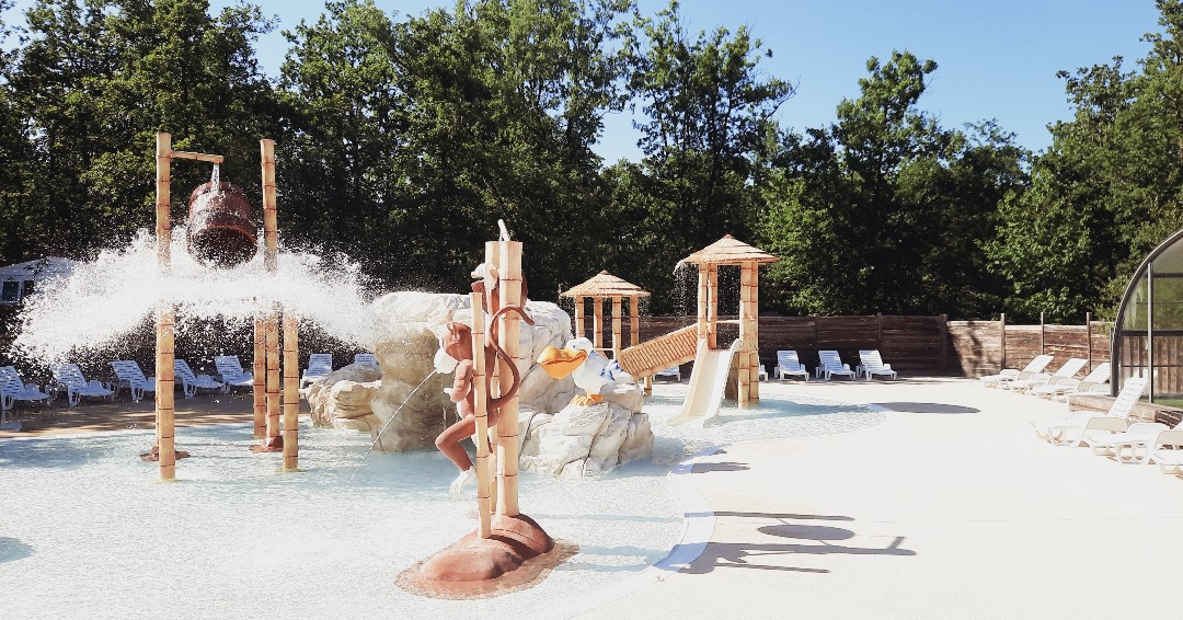 L'équipe de Lou Castel se donne fort pour que le parc aquatique soit toujours propre. Et c'est le cas ! 😁 #campingloucastel #castelnaudlachapelle #camping #vacances #dordogne #perigord #perigorsnoir #picoftheday #piscine #pacaquatique #baignade #vacancesdordogne