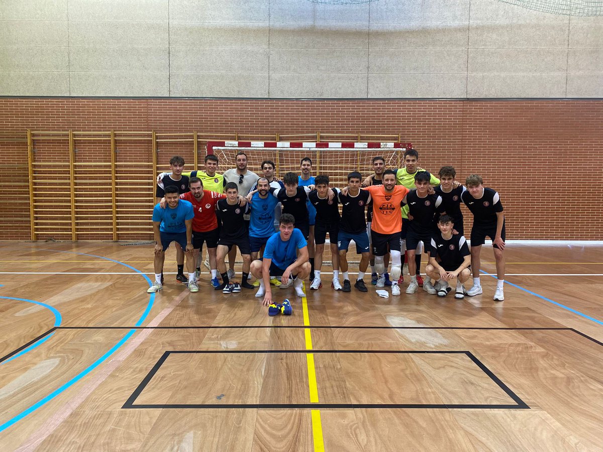 Primera piedra en el camino de toda la gran familia de Mostoles Futsal Silver para la siguiente temporada.
Partido de entreno disputado entre el juvenil  y el Tercera, donde el buen ambiente y la pasión por el fútbol sala se impone por encima de todo.
1,2,3 Futsal! 🟣🟣🔵🔵