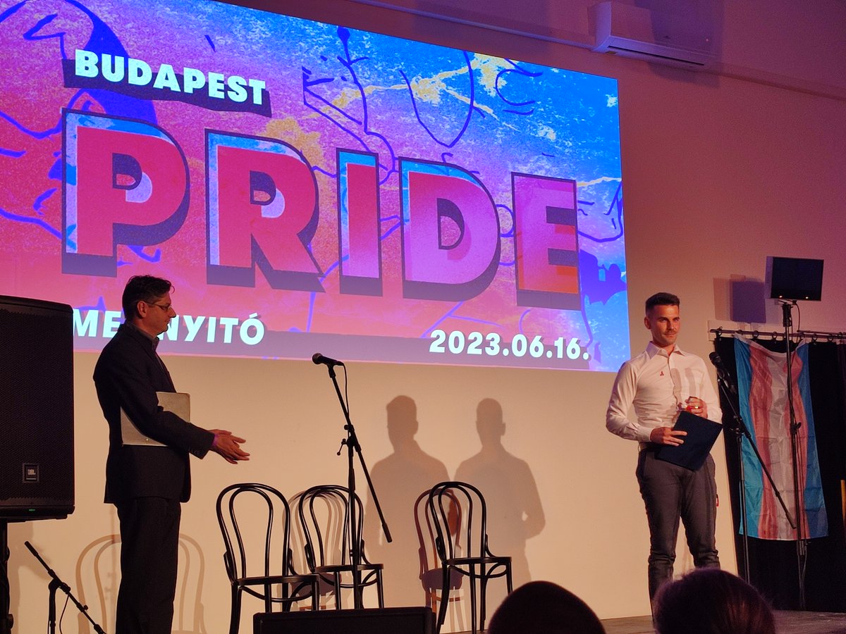 ukinhungary's tweet photo. Marking the start of the @budapestpride community festival, @hattertarsasag presented their award to Daniel Waliduda for his outstanding contribution to the Hungarian #LGBTQ community. Congratulations! ๐ณ๏ธโ๐
#PrideMatters #BudapestPride2023 #ClaimBackYourFuture @suesanders03 https://t.co/IkmWwVOo35