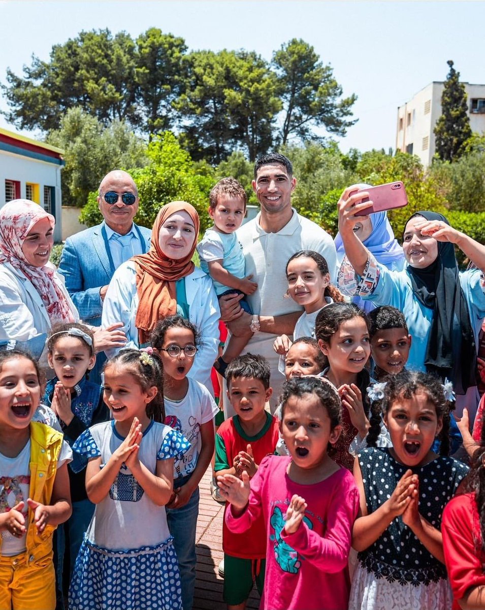 🤲🏽🇲🇦| La fondation d'Achraf Hakimi a signé un accord de coopération avec l'académie régionale d'éducation et de formation de Casablanca. 

Achraf Hakimi a rendu visite aux enfants de l'école Matar Nouacer et a inauguré un stade de football.

📸 @achrafhakimifoundation