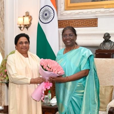 <a href="/Mayawati/">Mayawati</a> जब पूरा विपक्ष राष्ट्रपति द्रोपदी मुर्मू जी को हराने को एकजुट हो रखा था तब बहन मायावती जी द्रोपदी मुर्मू जी को राष्ट्रपति बनाने के लिए द्रोपदी मुर्मू जी के साथ चट्टान की तरह खड़ी थी। राष्ट्रपति द्रोपदी मुर्मू जी को #जन्मदिन की हार्दिक बधाईयां।🎂💐