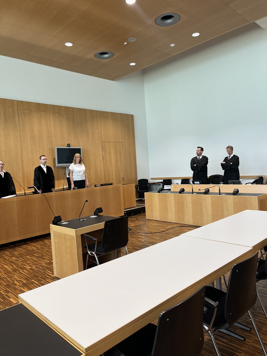 Angeklagter im Wemdinger Impfskandal erscheint nicht vor Gericht. Der Vorwurf: vorgetäuschte Corona-Impfungen und gefälschte Impfpässe. Jetzt erging Haftbefehl. @br24