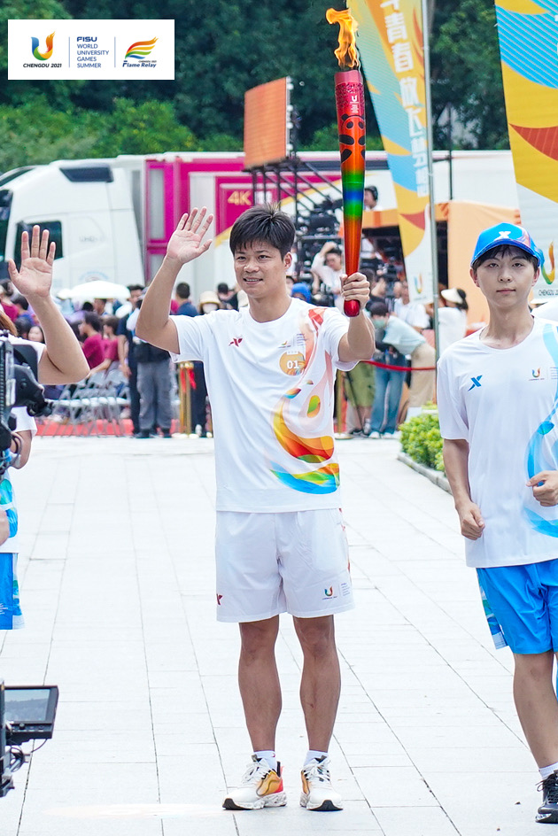 Chengdu2021's tweet photo. The #flamerelay🔥of the #Chengdu2021 #FISUGames made its third stop at #Shenzhen University on 20 June. 12 years since Shenzhen hosted the 26th Summer Universiade, the flame connects the two cities with a shared passion for sports! Cheer for Shenzhen and go #Chengdu! https://t.co/vETbXJIwgx
