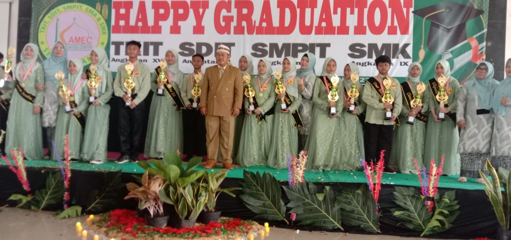 SekolahAmec's tweet photo. 5 besar yang terbaik dari kelas 6 A, b dan C SDIT AMEC https://t.co/GpcuzRwlYb