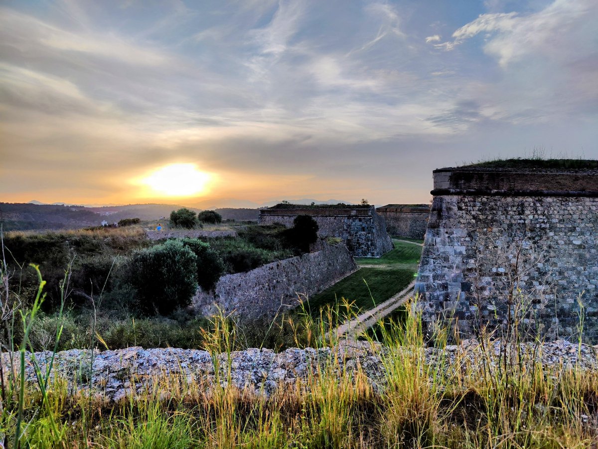 Castell de Sant Ferran, a quatre ocasos de començar l'estiu.
#Figueres
#AltEmpordà
#CostaBrava
