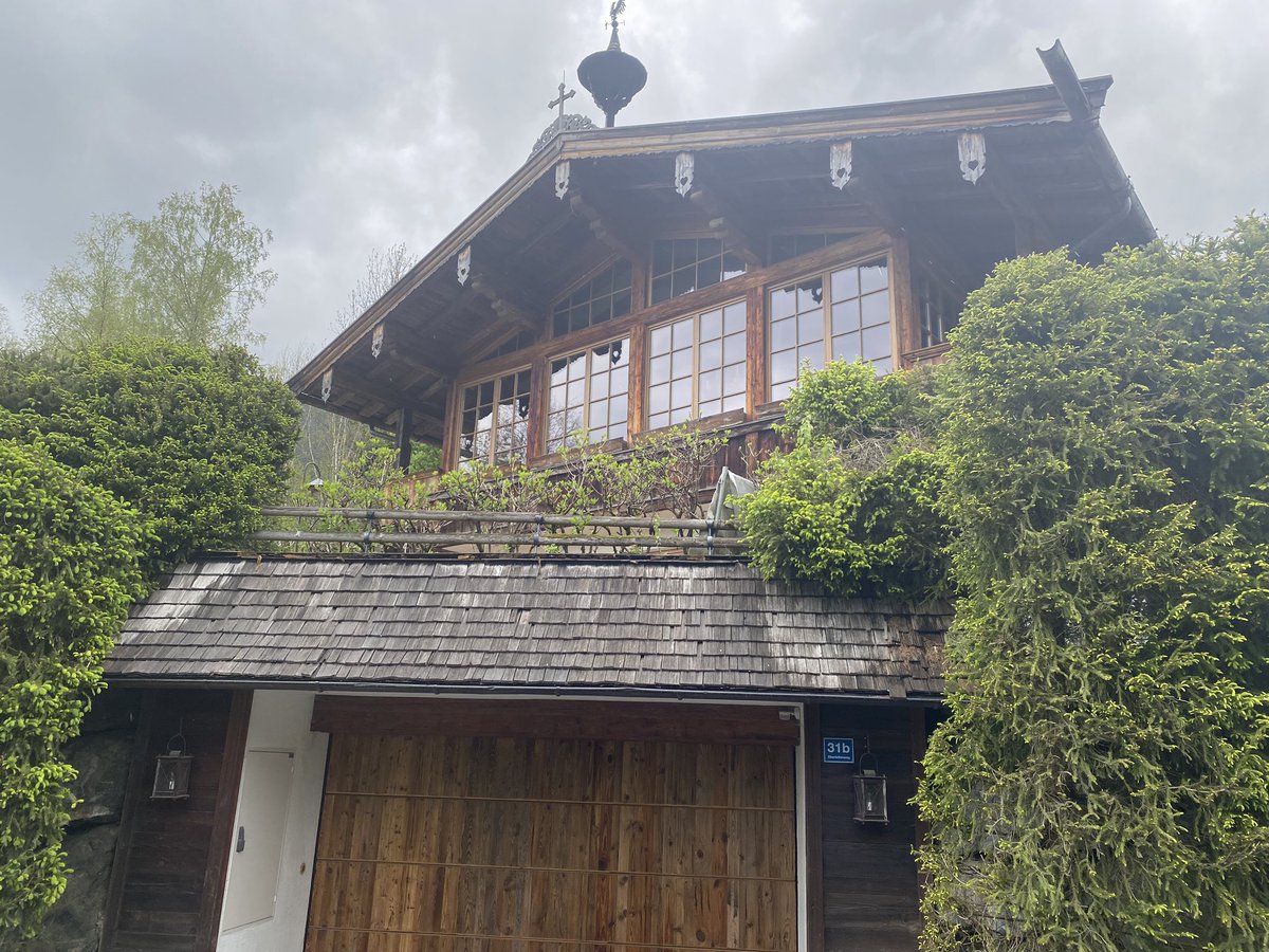 Wir haben die letzten Wochen unter anderem zu dieser - noch nicht sanktionierten - Villa in Kitzbühel recherchiert. Eine obskure Firmenkonstruktion führen zu Putins Freunden und Aussagen von Nachbarn sogar zu einer Tochter Putins - die hier immer wieder gewesen sein soll. 👉👉👉