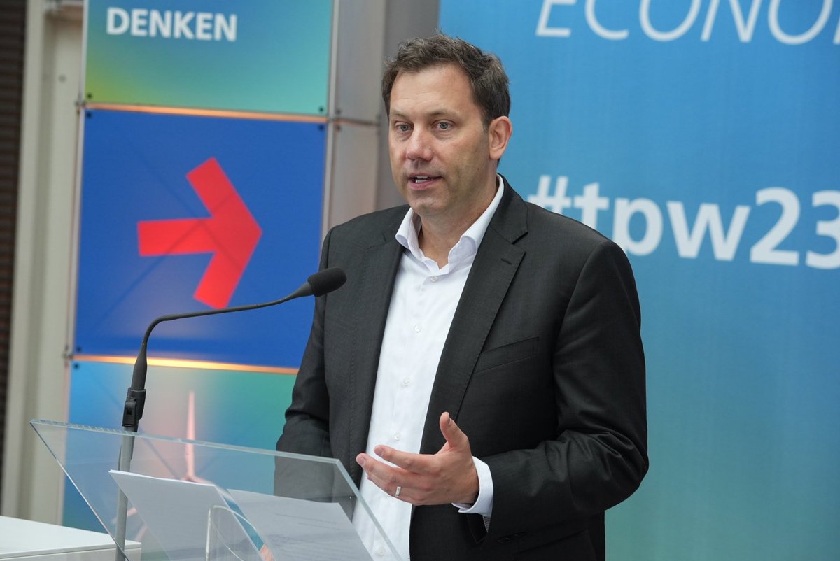 "Wir brauchen einen Staat, der seine Marktmacht nutzt, um Zukunftstechnologien und digitale, klimaneutrale Produkte und Dienstleistungen zu fördern. Wir stehen am Anfang von etwas Neuem, weil der Neoliberalismus bröckelt", sagt <a href="/larsklingbeil/">Lars Klingbeil 🇪🇺</a> auf dem #tpw23 #TDI23
