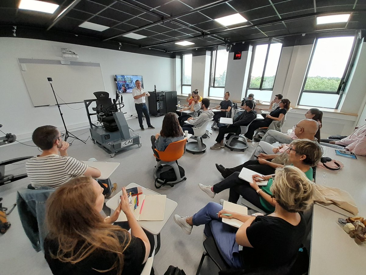 rvanoudheusden's tweet photo. Ce matin les lauréats #leCreathon @reseau_canope sont accueillis par @jfcerisier directeur du @LaboTechne @UnivPoitiers. Présentation du labo, de ses travaux sur les processus d'appropriation des techniques numériques en situation d'apprentissage, et des politiques publiques. https://t.co/MCkaMR9USZ