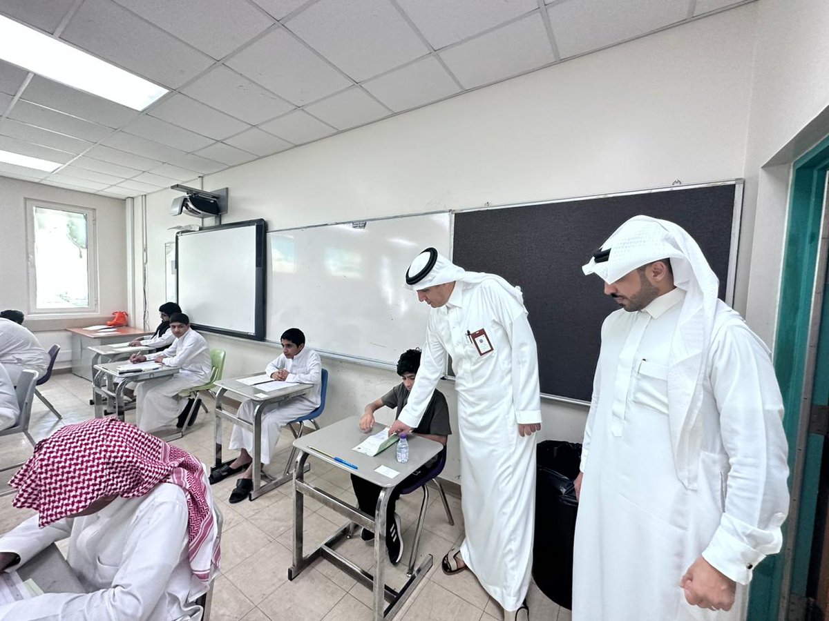 najed_school's tweet photo. ضمن زيارة القيادات التعليمية للمدارس 
 اطلع
أ. سعد بن عبدالله آل ساهر 
رئيس قسم الشؤون التعليمية والتدريب 
و أ. بندر بن مصلح الغامدي  مشرف الإشراف التربوي

 على أعمال اللجان وسير الاختبارات النهائية للعام الدراسي ١٤٤٤هـ في مدرسة #نجد_المتوسطة خلال زيارتهما . https://t.co/5idaBVnzPz