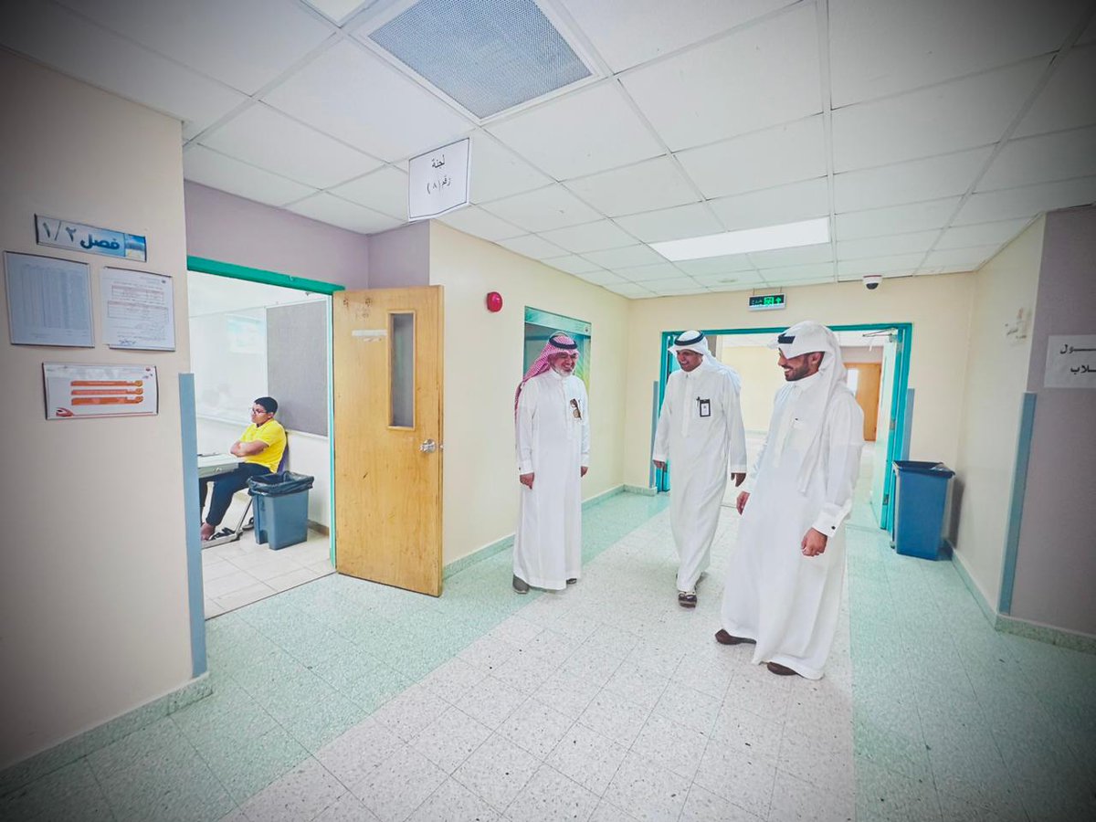 najed_school's tweet photo. ضمن زيارة القيادات التعليمية للمدارس 
 اطلع
أ. سعد بن عبدالله آل ساهر 
رئيس قسم الشؤون التعليمية والتدريب 
و أ. بندر بن مصلح الغامدي  مشرف الإشراف التربوي

 على أعمال اللجان وسير الاختبارات النهائية للعام الدراسي ١٤٤٤هـ في مدرسة #نجد_المتوسطة خلال زيارتهما . https://t.co/5idaBVnzPz
