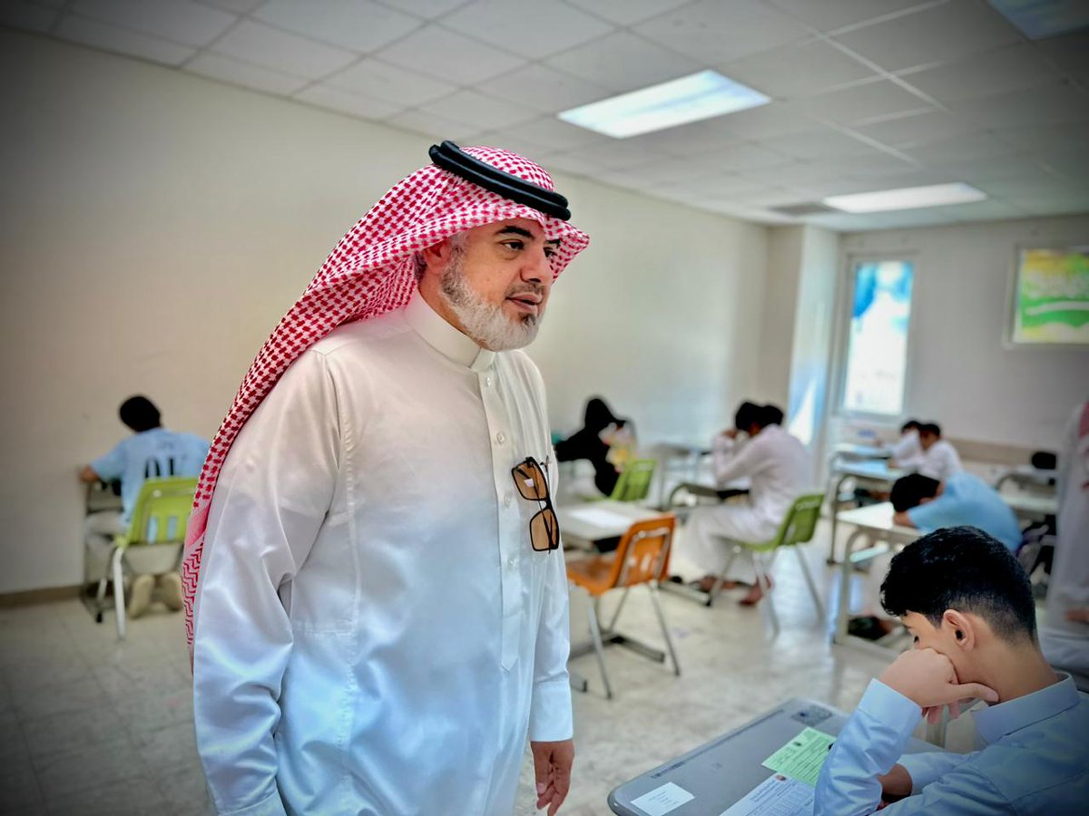najed_school's tweet photo. ضمن زيارة القيادات التعليمية للمدارس 
 اطلع
أ. سعد بن عبدالله آل ساهر 
رئيس قسم الشؤون التعليمية والتدريب 
و أ. بندر بن مصلح الغامدي  مشرف الإشراف التربوي

 على أعمال اللجان وسير الاختبارات النهائية للعام الدراسي ١٤٤٤هـ في مدرسة #نجد_المتوسطة خلال زيارتهما . https://t.co/5idaBVnzPz