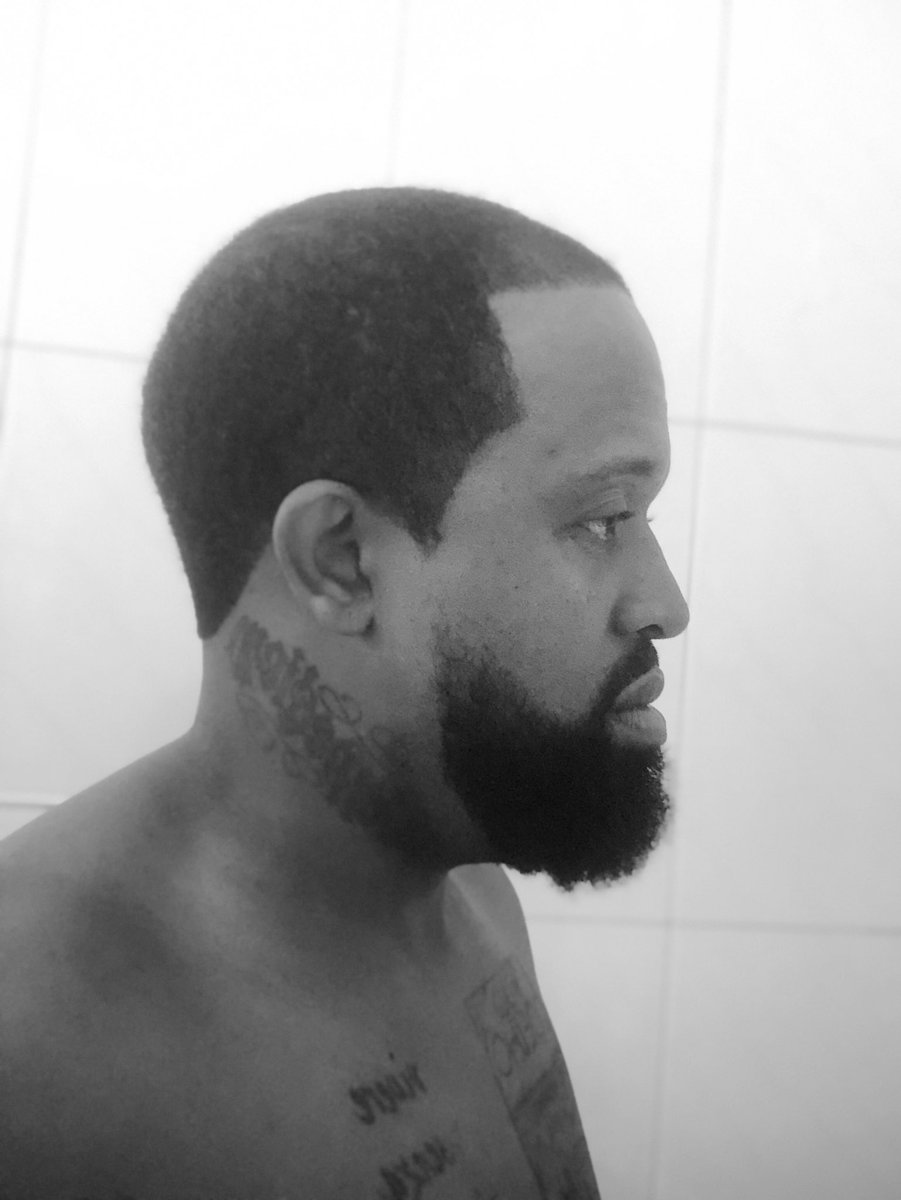 DenzelUG's tweet photo. I might look happy on social media but deep down I’m sad that my beard has failed to connect to the hair on my head
😂😂😂
Can someone recommend some herbs?
#HairProblems #NudeOfTheDay #BlackMen #BeardHelp https://t.co/nJIcj5aNJV
