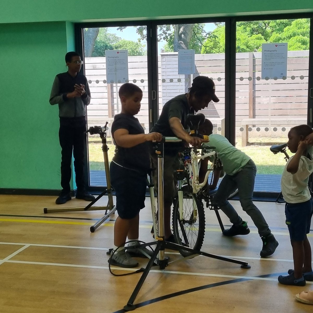 autismvoice1's tweet photo. It's incredible to see how the children are learning so fast. #Learningtorepairbikes #AutismAcceptance #AutismAwareness #YouthFuturesFund #EIPSLambeth  #Learninghowtoride https://t.co/js0e5QN4qL