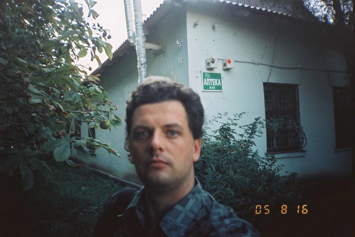 tomafotograaf's tweet photo. Igor Shapovalenko and his selfies before the phenomenon became fashionable in the mainstream. The pictures were taken with a film camera in 2005-2010. #firstselfies #35mm https://t.co/hppDxA9kE3