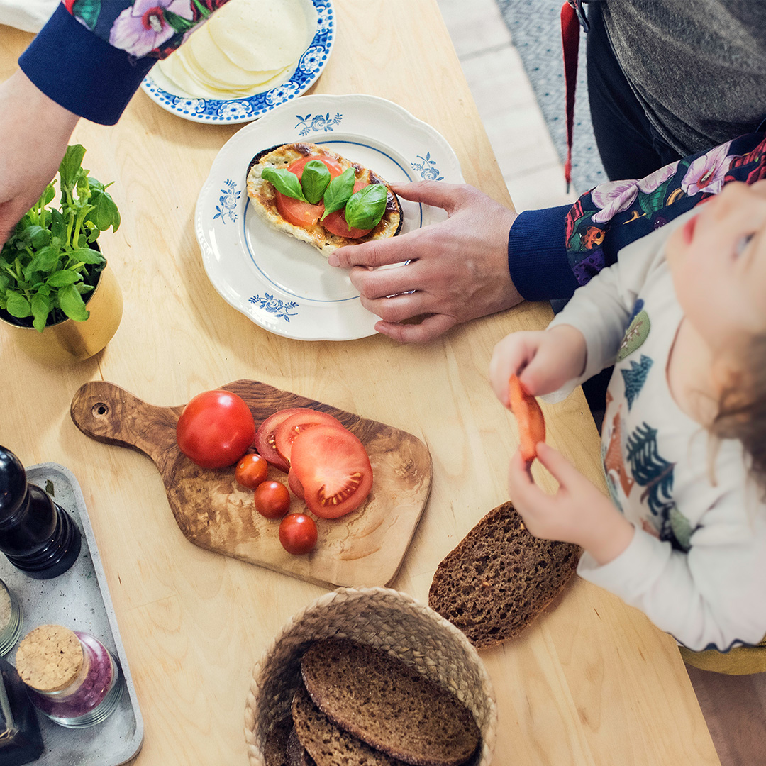 Olemme tukeneet SOS-Lapsikylää jo yli 50 vuoden ajan. Nyt yhteistyömme kohde on Mummun ja vaarin tuvat, joissa toteutuvat meille keskeiset ruokaelämykset ja @SOSLapsikyla:n luja ammattitaito ja ihmiskasvoisuus. Lue lisää: fal.cn/3zesS #northernmagicmadereal