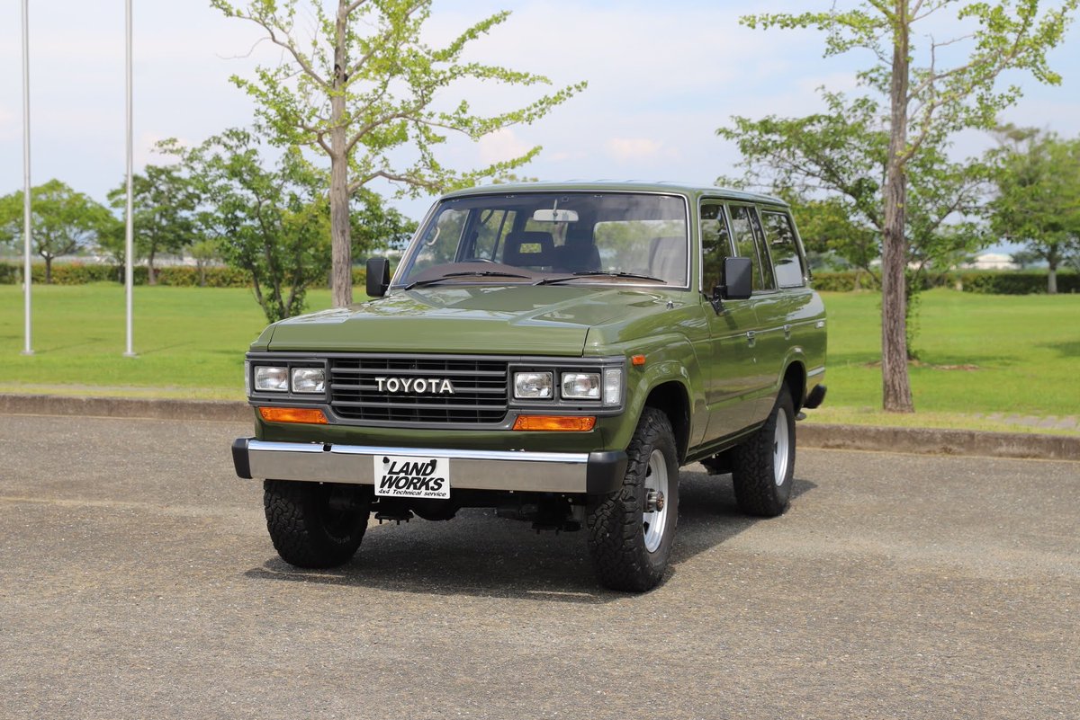 land_works's tweet photo. 販売車両の紹介です。

#ランドクルーザー60 VX ターボ

ハイルーフをロールーフ化し全塗装🌿
エンブレム類は全て純正新品使用。

・油脂類全交換
・ベルト全交換
・ウォーターポンプ交換
・エンジンヘッド廻り整備(バルブシール・ヘッドガスケット)
・ブレーキ廻り整備

#福岡 #四駆 #博多 
続く↓ https://t.co/WrIFuWvOnI