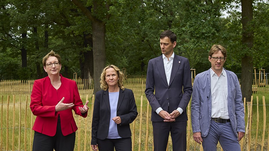 Bundesregierung unterstützt Städte und Gemeinden mit weiteren 200 Mio. Euro bei #Klimaanpassung: Bis 15. 9. sind sie dazu aufgerufen, geeignete Projekte einzureichen. 

<a href="/klara_geywitz/">Klara Geywitz</a> <a href="/SteffiLemke/">SteffiLemke</a> <a href="/derjochen/">Jochen Biedermann</a> <a href="/martinhikel/">Martin Hikel</a> 

bmwsb.bund.de/SharedDocs/pre…