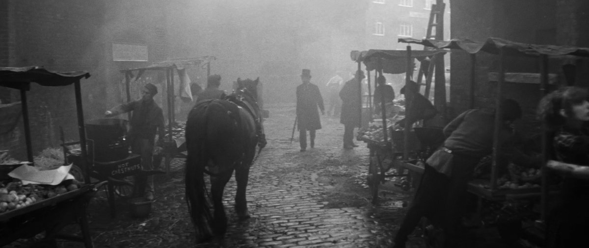 JackOCine's tweet image. Le corps de John Merrick, si singulier aux yeux du monde, met en exergue le sadisme de ses congénères en costumes étroits. À travers le tragique #ElephantMan, David Lynch cause le trouble entre le &quot;freak&quot; et l&apos;humain, preuve que les apparences ne valent finalement rien.