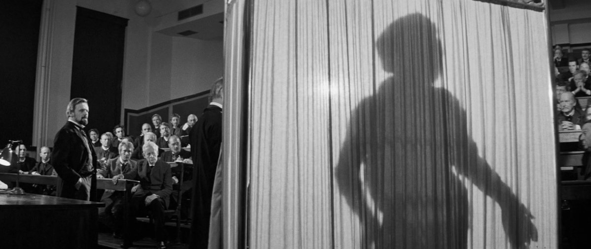 JackOCine's tweet image. Le corps de John Merrick, si singulier aux yeux du monde, met en exergue le sadisme de ses congénères en costumes étroits. À travers le tragique #ElephantMan, David Lynch cause le trouble entre le &quot;freak&quot; et l&apos;humain, preuve que les apparences ne valent finalement rien.