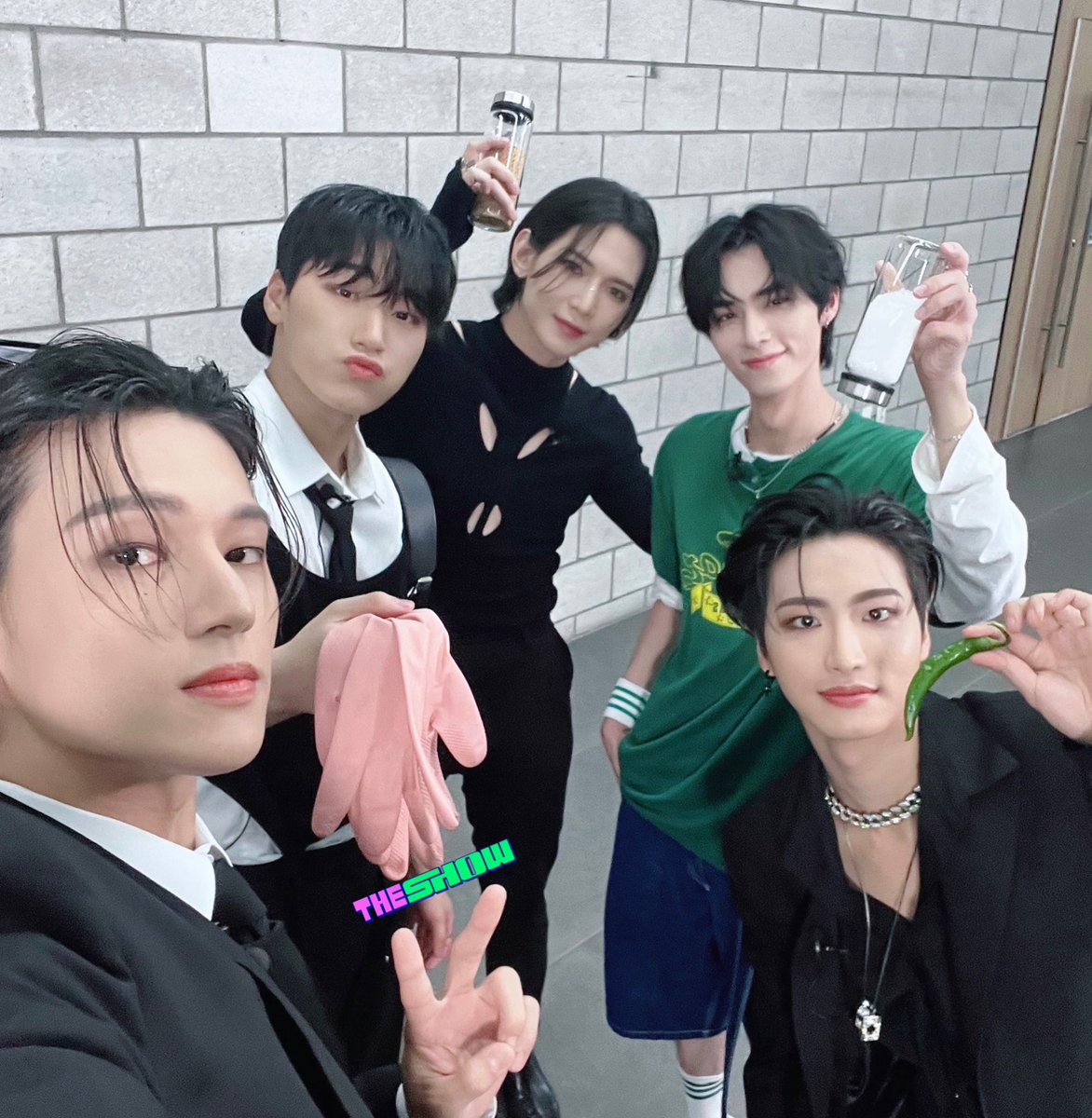 theshow_offcl's tweet photo. 📣내꾸하짤이 왔어요
📣짱매운 내꾸하짤이 왔어요
📣한 짤에 181024원 내꾸하짤이 왔어요
(본방사수하면 무료임🩷💚)
핑꾸장갑 장전하고~ 고춧가루 뿌리고~ 
청양고추까지 야무지게 씹어주고 나면
#내꾸하짤 매운맛에 BOUNCY🔥
#샤오쥔 #THESHOW #ATEEZ @ATEEZofficial @WayV_official https://t.co/SIkdWtTGRs