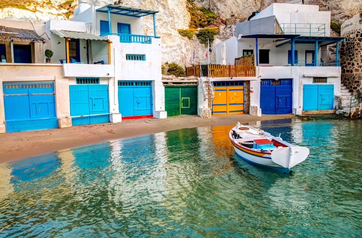 📌 Picturesque village of Firopotamos with the traditional boat-garages called Syrmata, in Milos island 🇬🇷

#milos #greekmood