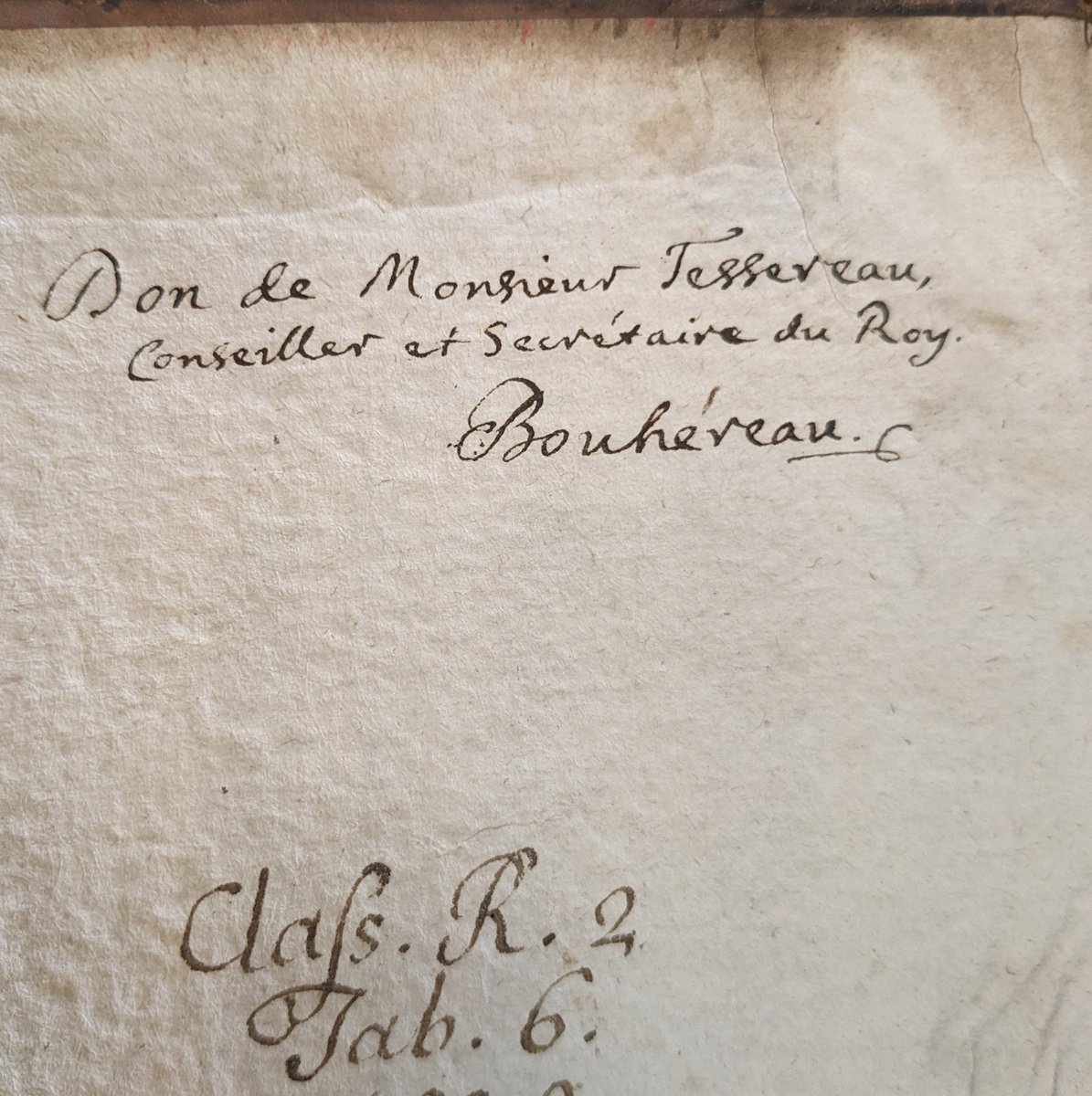 The books in our old reading room belonged to Élie Bouhéreau (1643-1719) a French Huguenot refugee & our first Librarian. Because of his religion, Élie was imprisoned, had soldiers stationed in his home, & had a daughter taken hostage. We #StandWithRefugees #WorldRefugeeDay