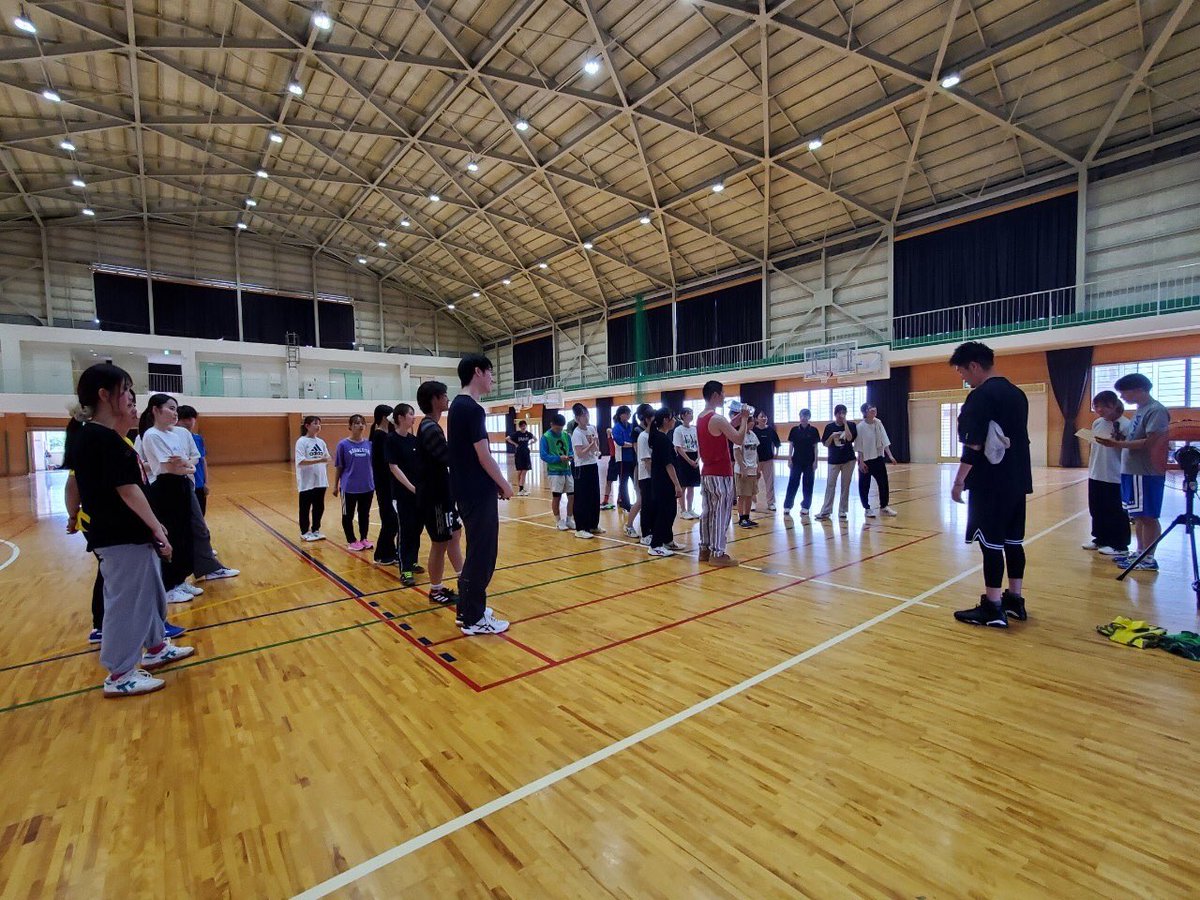 tashirozemi's tweet photo. こんにちは、田代ゼミです😊

本日はバスケットボール大会が開催されました🏀

試合は5チーム総当たり戦で行われ、優勝は田代先生が率いるチームでした🏅
おめでとうございます🎊

みんなの絆もさらに深まり、とっても楽しい1日になりました✨

＃田代ゼミ ＃長崎県立大学 ＃経営戦略論 ＃中小企業論 https://t.co/QLQaQ3wenn