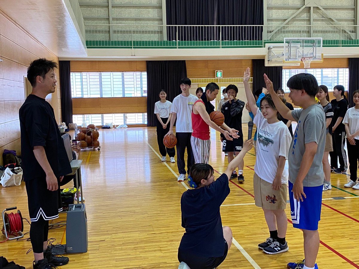 tashirozemi's tweet photo. こんにちは、田代ゼミです😊

本日はバスケットボール大会が開催されました🏀

試合は5チーム総当たり戦で行われ、優勝は田代先生が率いるチームでした🏅
おめでとうございます🎊

みんなの絆もさらに深まり、とっても楽しい1日になりました✨

＃田代ゼミ ＃長崎県立大学 ＃経営戦略論 ＃中小企業論 https://t.co/QLQaQ3wenn