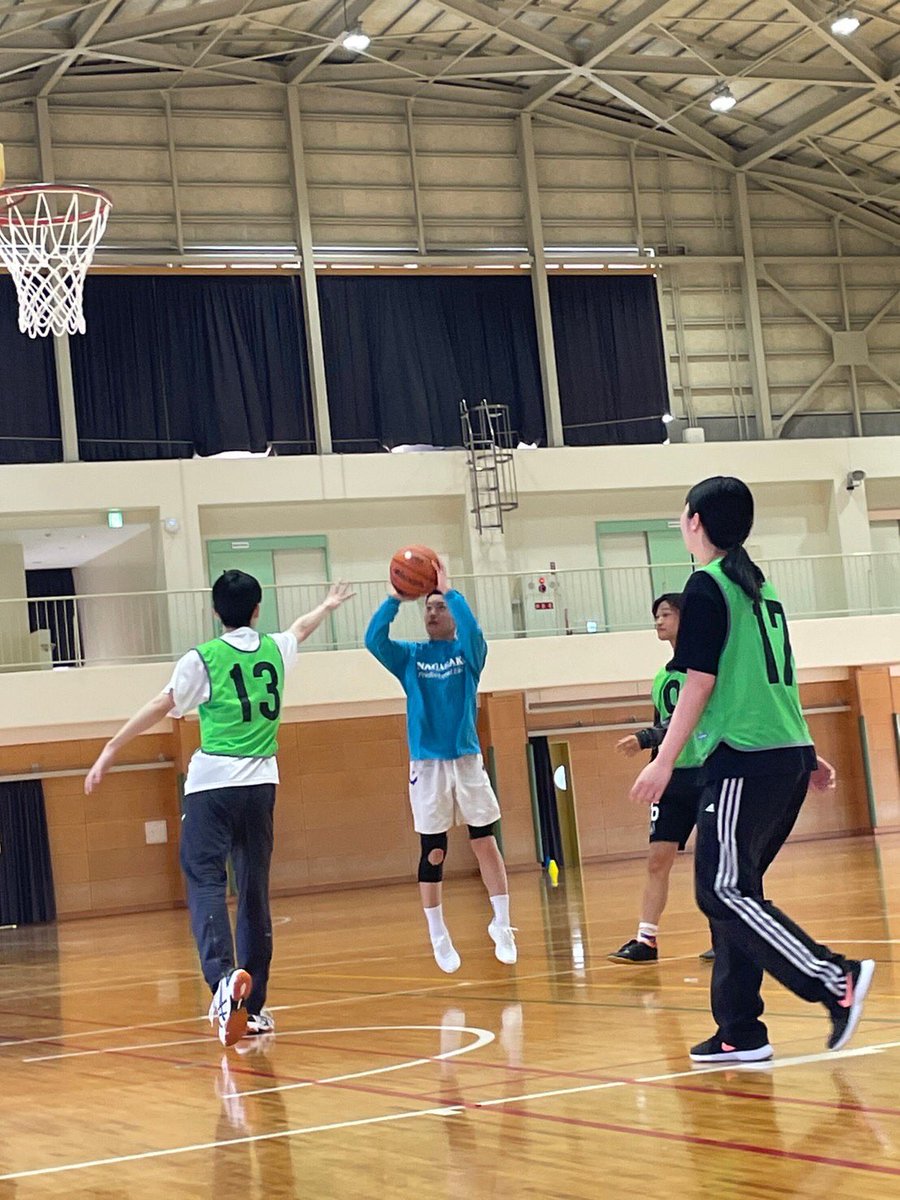 tashirozemi's tweet photo. こんにちは、田代ゼミです😊

本日はバスケットボール大会が開催されました🏀

試合は5チーム総当たり戦で行われ、優勝は田代先生が率いるチームでした🏅
おめでとうございます🎊

みんなの絆もさらに深まり、とっても楽しい1日になりました✨

＃田代ゼミ ＃長崎県立大学 ＃経営戦略論 ＃中小企業論 https://t.co/QLQaQ3wenn