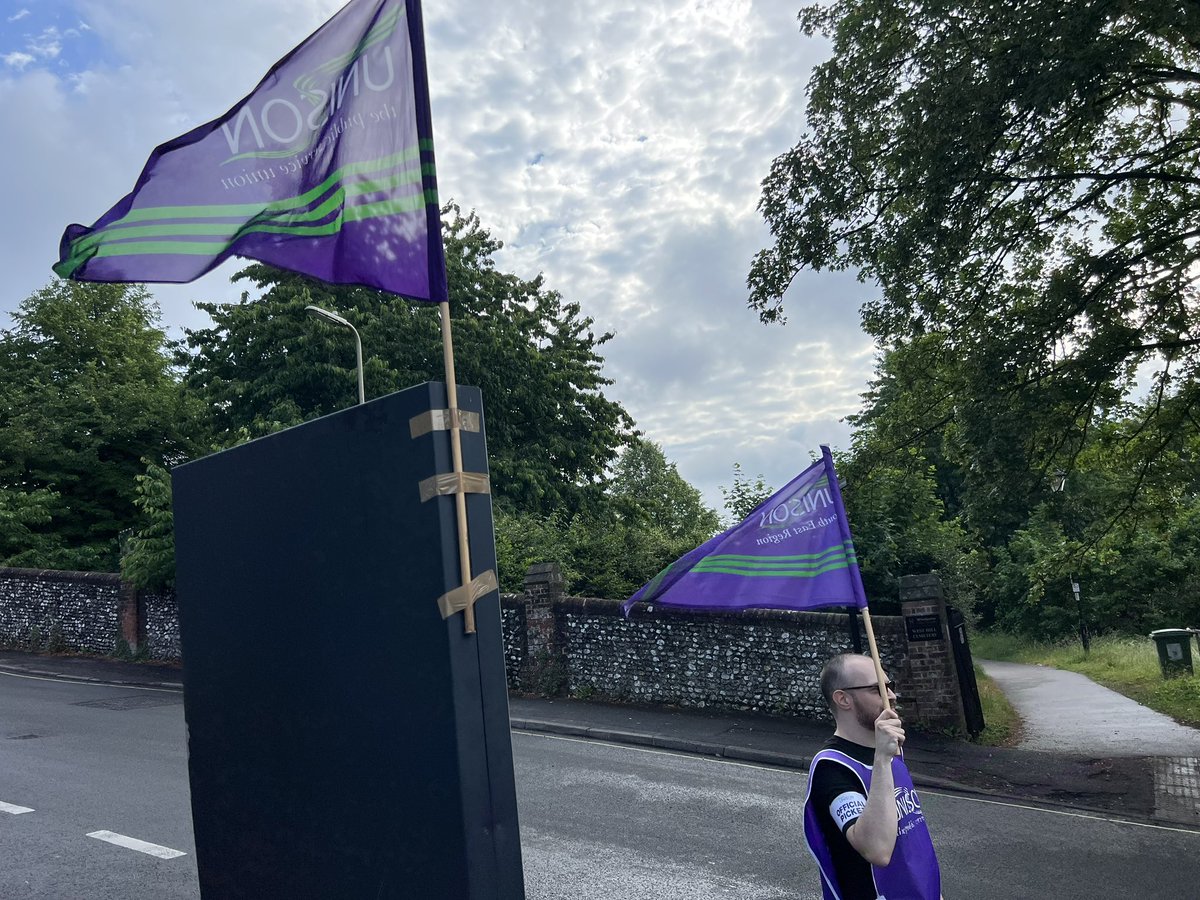 BigG1069WHCR's tweet photo. @unisontheunion one of many picket lines today here at the University of Winchester and day 1 of industrial action for better pay #risingtogetherforbetterpay https://t.co/FfAFmkkLpu
