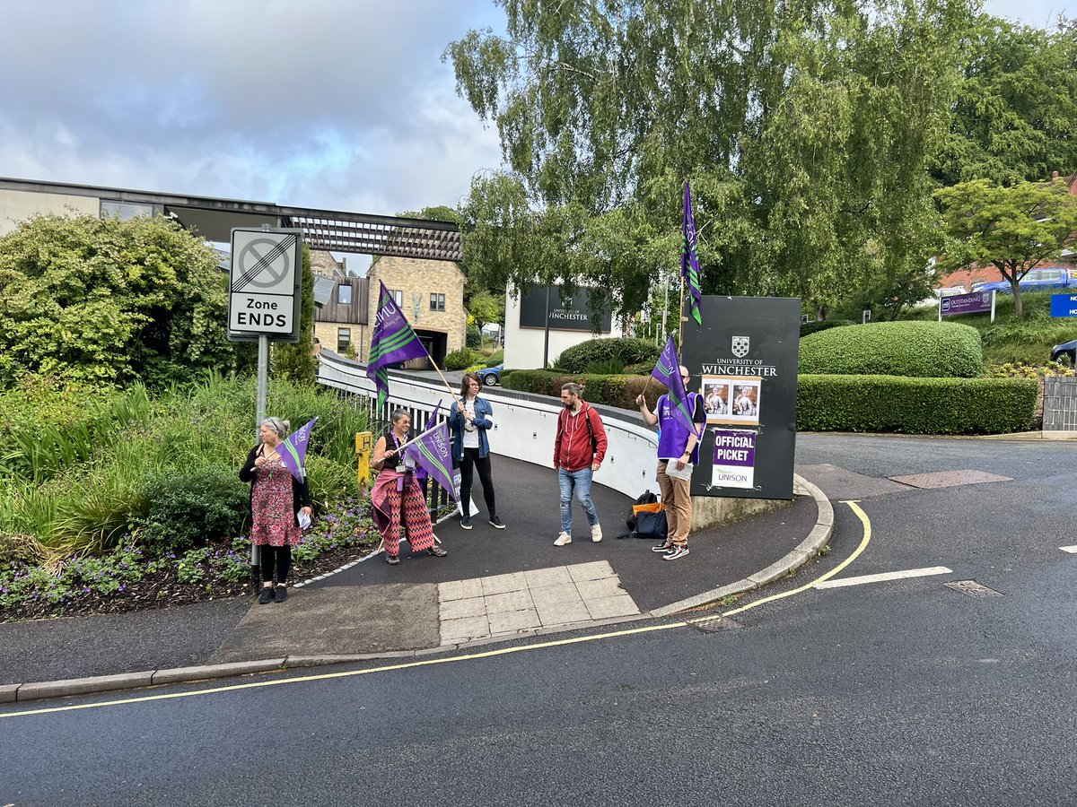 BigG1069WHCR's tweet photo. @unisontheunion one of many picket lines today here at the University of Winchester and day 1 of industrial action for better pay #risingtogetherforbetterpay https://t.co/FfAFmkkLpu