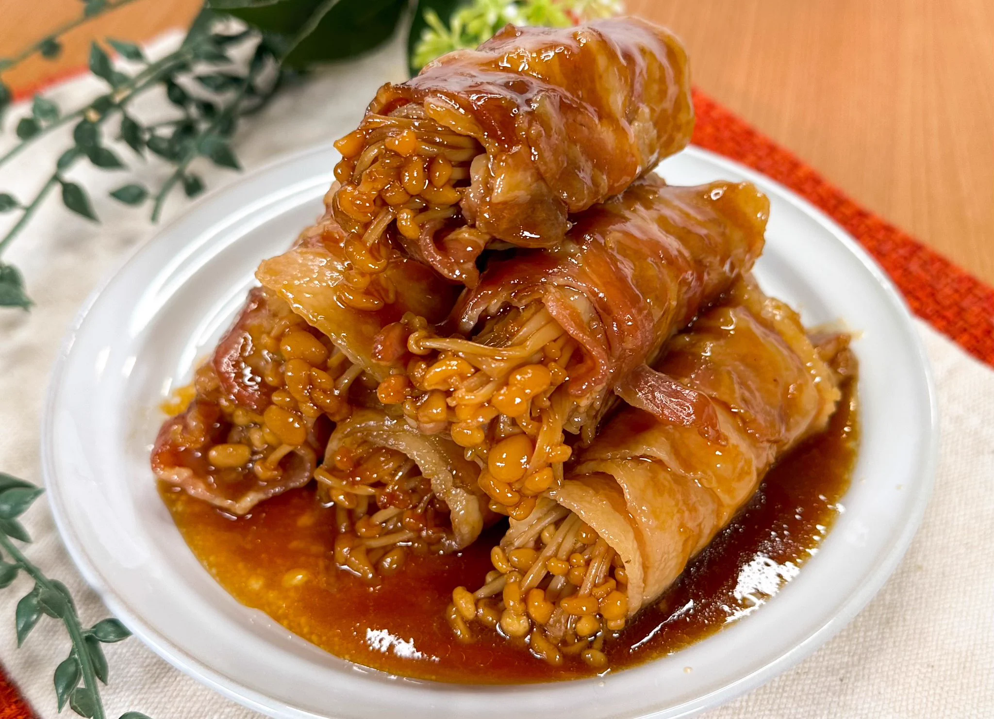 柔らかくてジューシー♪シャキッとしたえのきがたまらない、「豚バラえのきでくるくる角煮風」。