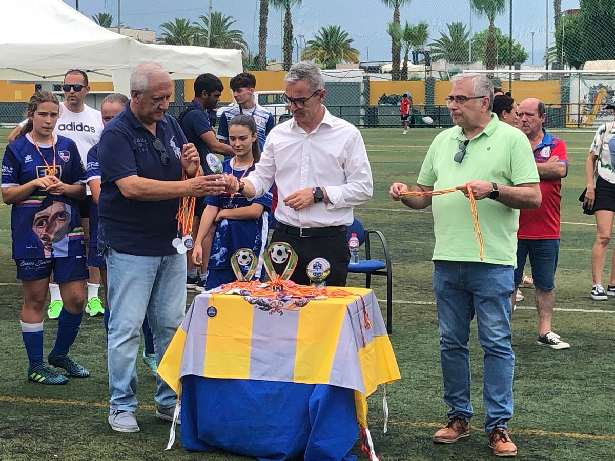 palabradfutbol's tweet photo. El XIV Torneo Gregorio Manzano dejó en Bailén otra muestra del potencial del fútbol base español. @grmanzano, siempre fiel al fútbol del que viene y a sus orígenes bailenenses, estuvo y ofreció a los chavales su apoyo y sus consejos. Felicidades. https://t.co/lttdQlXjSq
