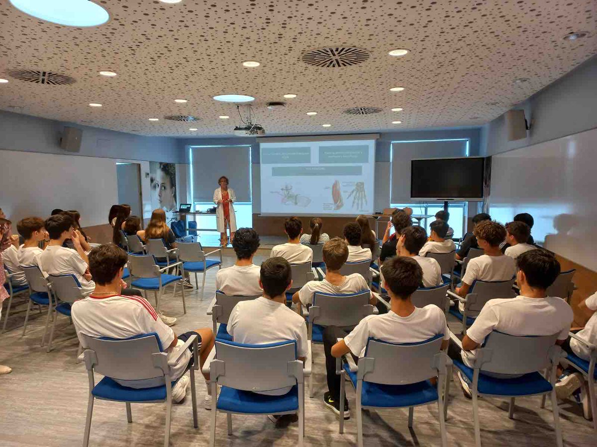SMPilarmadrid's tweet photo. Estos últimos días de clases, los alumnos de #cuartodeESO reciben varias charlas sobre primeros auxilios, futuro profesional: elaboración de currículum vitae y una masterclas de karate. Aprovechando al máximo hasta los últimos días de colegio. #seguimosaprendiendo https://t.co/4dj5Os7YGQ