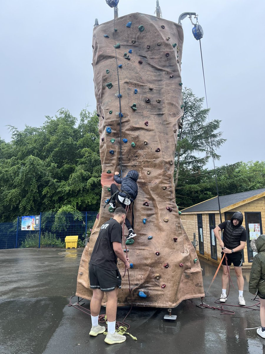 ArliesSport's tweet image. Day 2 has got off to a very wet start but nothing is going to stop the juniors getting up the climbing wall! @Oneadventure1 Year 1 are the first to experience our Archery sessions this morning @active_tameside