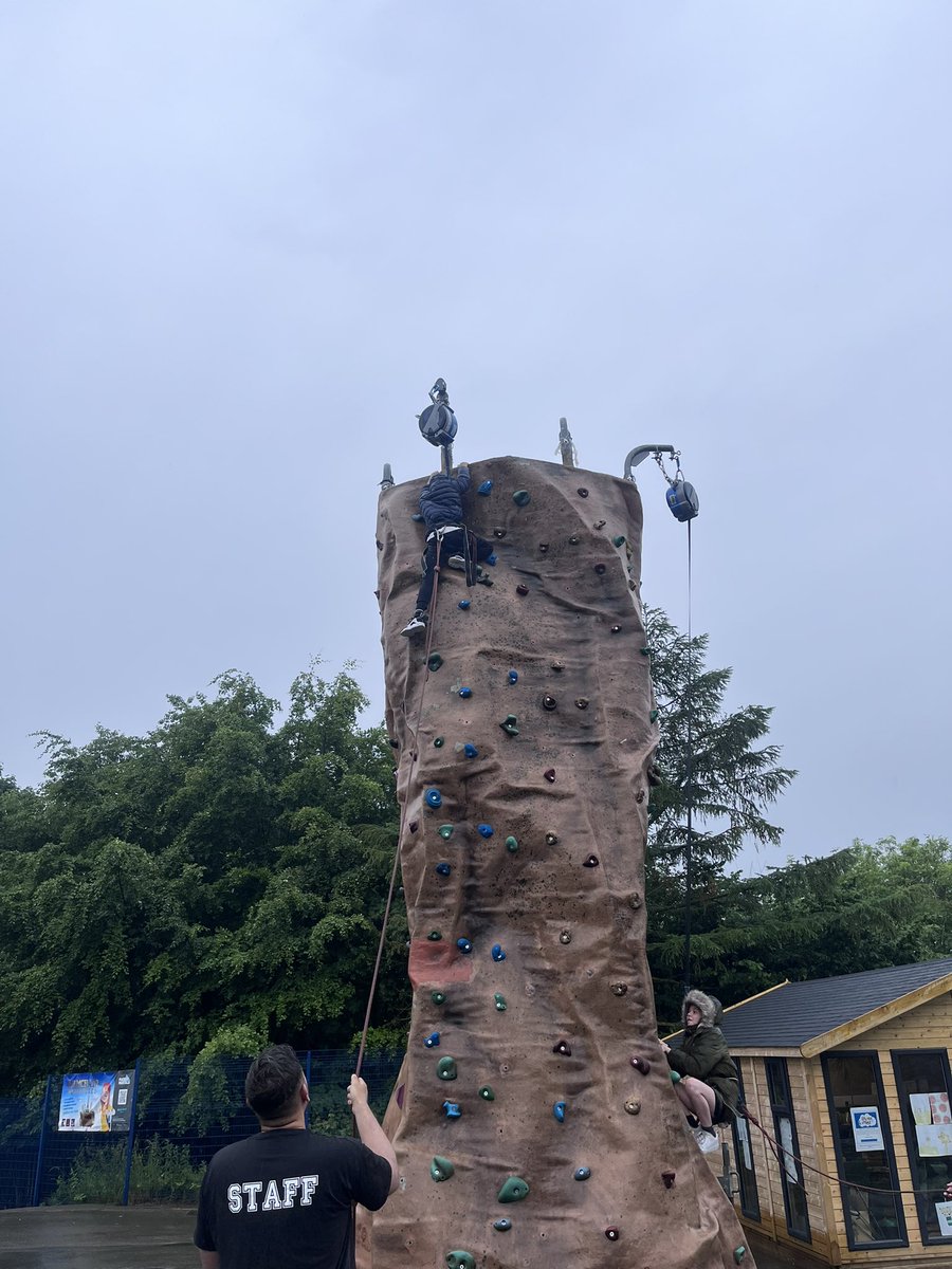 ArliesSport's tweet image. Day 2 has got off to a very wet start but nothing is going to stop the juniors getting up the climbing wall! @Oneadventure1 Year 1 are the first to experience our Archery sessions this morning @active_tameside