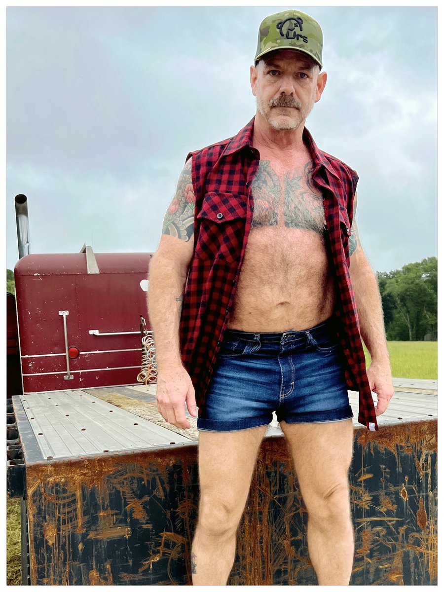 BornBreeders's tweet photo. Presenting the 🔥 new line of clothing from @URSWEARBEAR
Todd Fellow @DadNxt models 
-DENIM SHORTS - DARK BLUE
-CUT-OFF FLANNEL (Coming Soon)
-GREEN CAMO CAP  W/MESH 
Upcoming @BornBreeders Production. 
https://t.co/VVQxHvT1nX
https://t.co/BclrM0VWOl https://t.co/JrZAu8NKcv