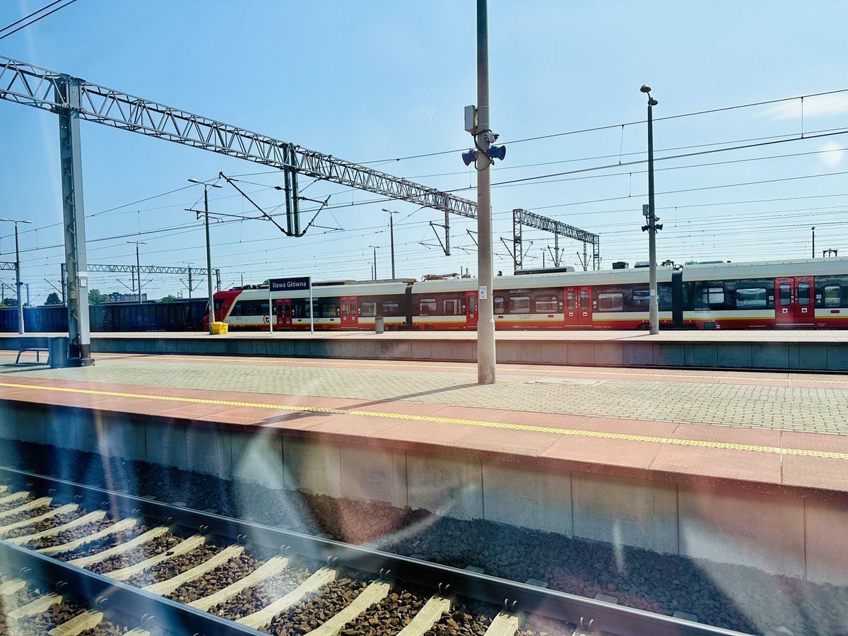 MarcelKlinowski's tweet photo. 🚈 #Impuls #45WE @SKM_Warszawa na 🚉 #Iława Gł. Bardziej bym się tutaj spodziewał któregoś ze składów @POLREGIO_PL 😉 https://t.co/0ctzAYNvSy