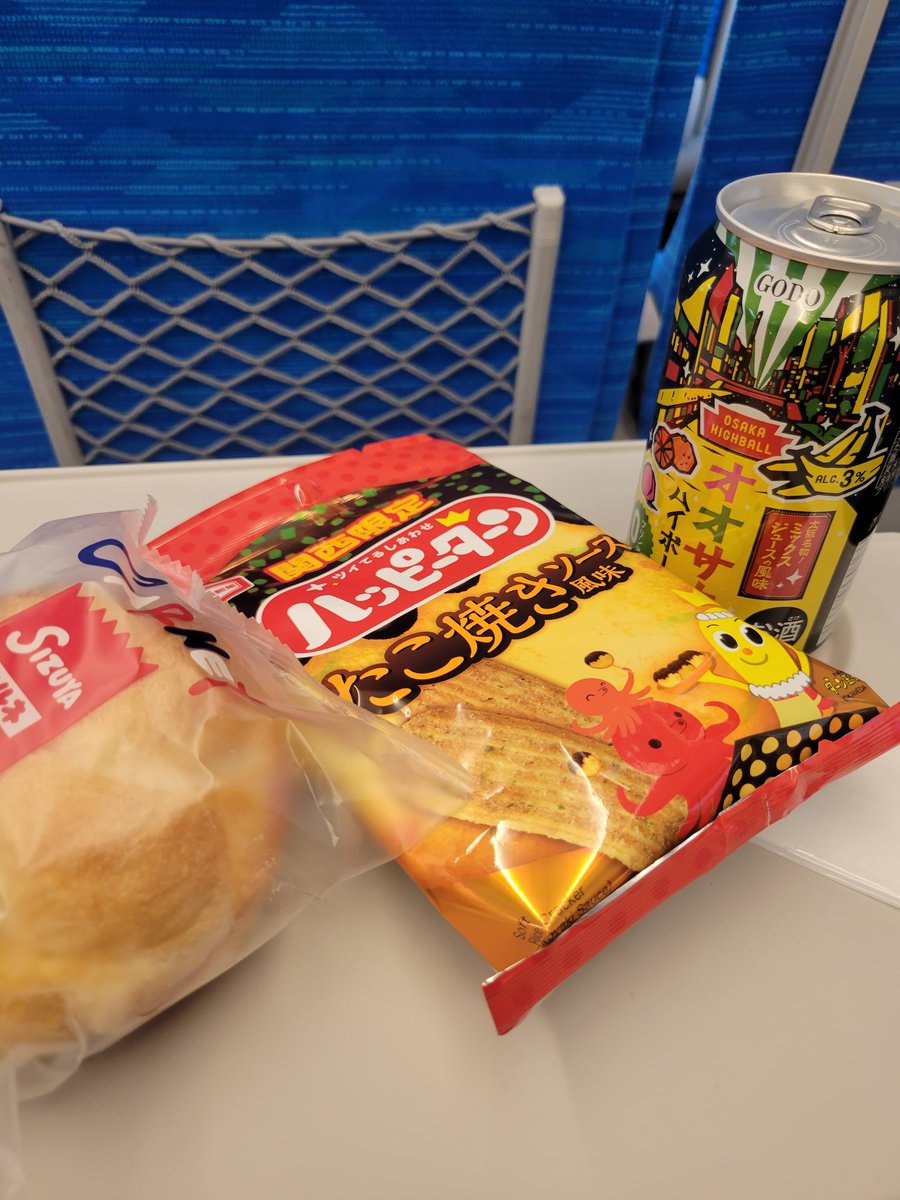 umeron's tweet photo. 出張のお供はハッピーターンたこ焼き味＆大阪ハイボール🥃 https://t.co/dQiDU25y1b