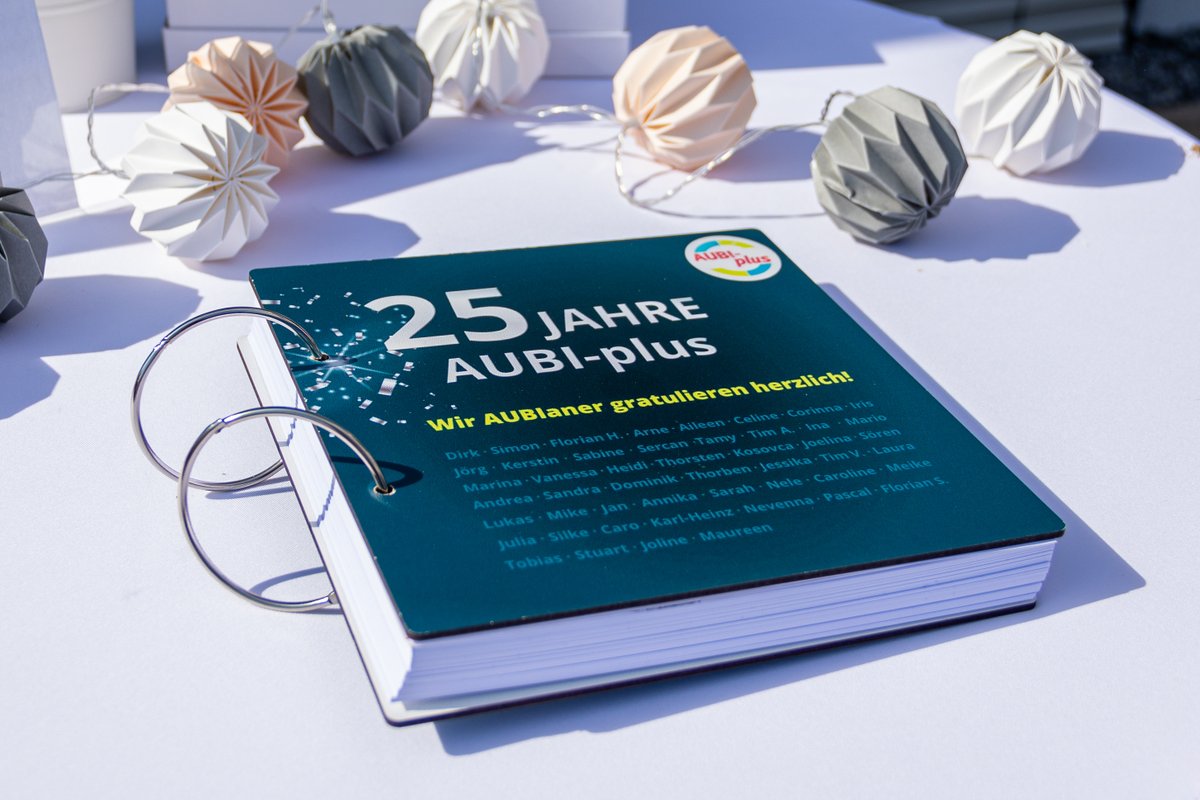 aubiplus's tweet photo. 𝟮𝟱 𝗝𝗮𝗵𝗿𝗲
Zu diesem Anlass kamen AUBIaner, Familien, Freunde, langjährige Partner und Kunden zusammen, um im feierlichen Rahmen auf 25 Jahre AUBI-plus anzustoßen!🥂
Vielen Dank an alle, die diese Jubiläumsfeier mitgestaltet und zu einem so besonderen Ereignis gemacht haben! https://t.co/aO6YFrlJ6J