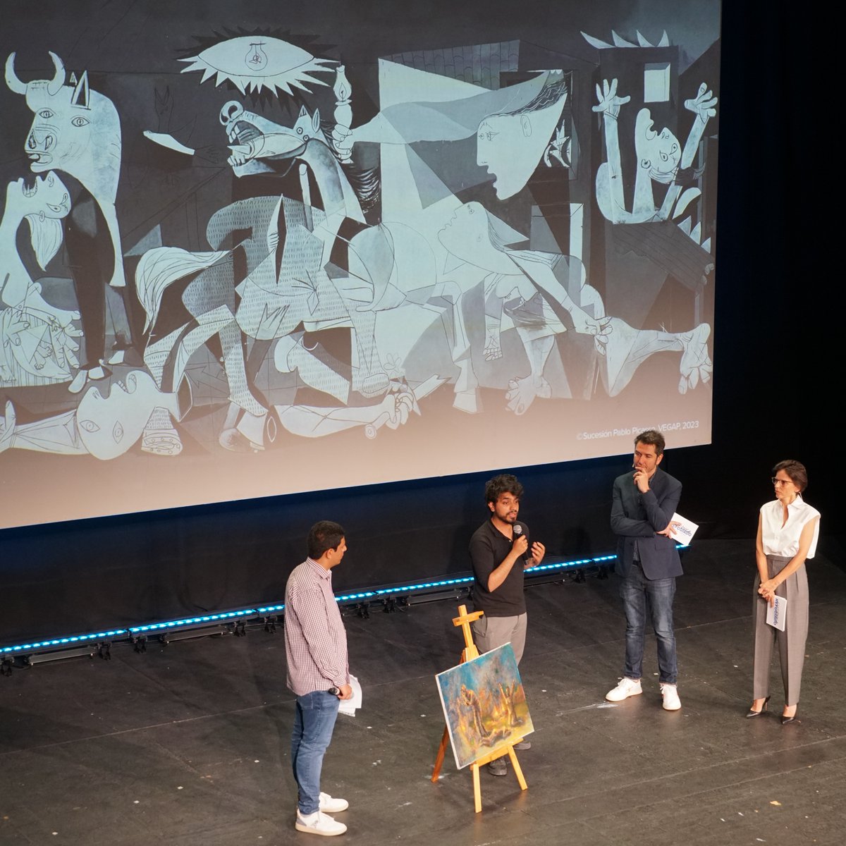 Elena Anaya y <a href="/cdelamor_/">Carlos del Amor</a> presentan #GuernicaRefugiado, donde la obra maestra de Picasso es reinterpretada por artistas españoles y refugiados. 

Como dice Monaf, pintor refugiado de Siria, el arte es el mejor refugio.
#DíaDelRefugiado 

Sigue el directo ⤵️
youtube.com/embed/pb9l_K8H…