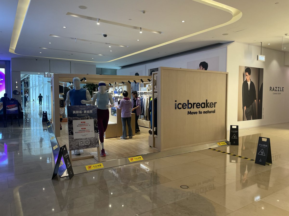NZhunt3r's tweet photo. Nice to see icebreaker here in Shanghai. I did buy a couple of there T-shirts once, did not last long. The quality was poor to be honest and will not buy their products again. #DoesntLast https://t.co/PocaDwgn2V