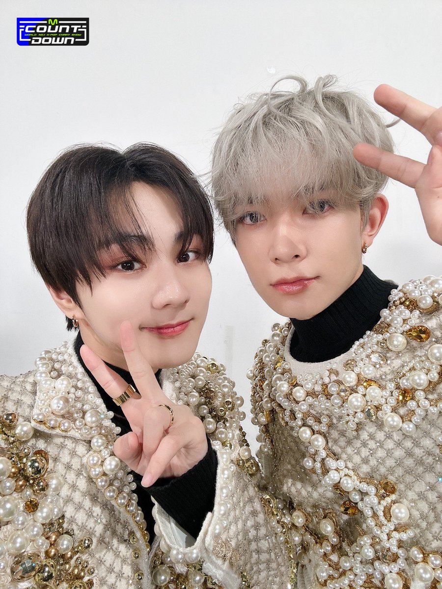 peace signs and stylish selcas with Heeseung hyung! in a striking beige suit, leaving a lasting impression from the performance. the charm of 'Bite Me' finds its way into everyone's hearts, guided by the memorable moments shared with Heeseung hyung. ✌📸